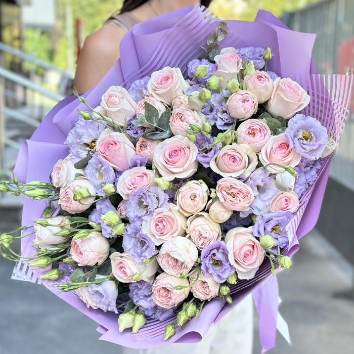 Букет из роз и эустом  Нежная Симфония