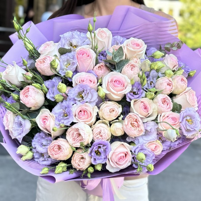 Букет из роз и эустом  Нежная Симфония