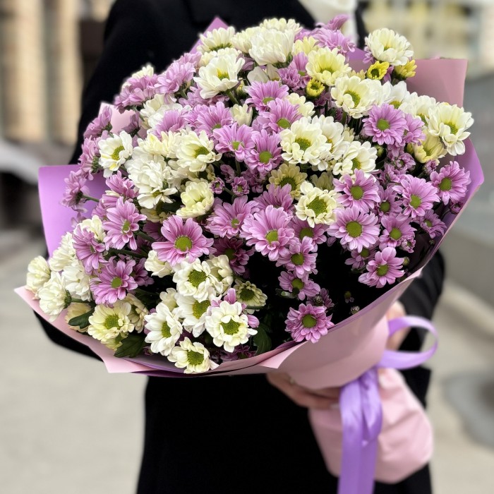 Букет из розовой и белой хризантемы Сантини
