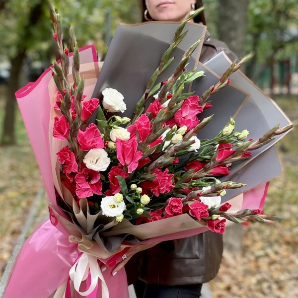 Большой букет из розовых гладиолусов с белой эустомой