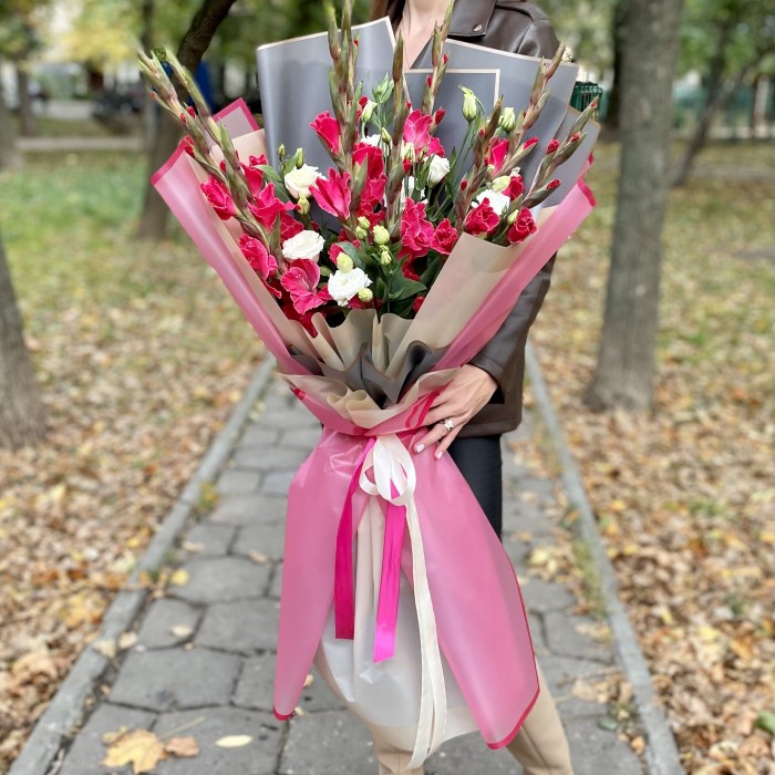 Большой букет из розовых гладиолусов с белой эустомой