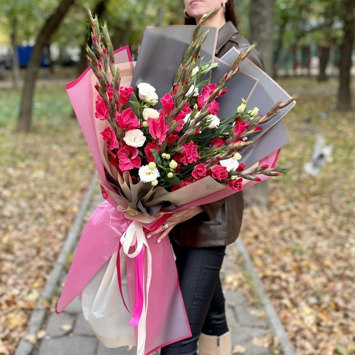 Большой букет из розовых гладиолусов с белой эустомой