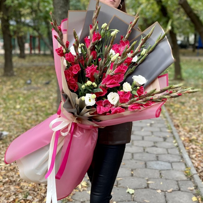 Большой букет из розовых гладиолусов с белой эустомой