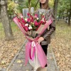 Большой букет из розовых гладиолусов с белой эустомой
