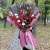 Большой букет из розовых гладиолусов с белой эустомой