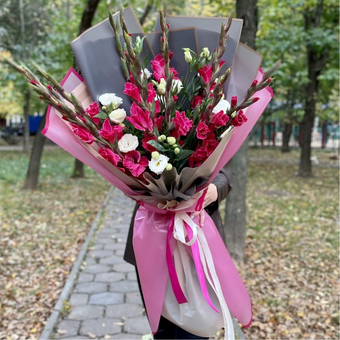 Большой букет из розовых гладиолусов с белой эустомой