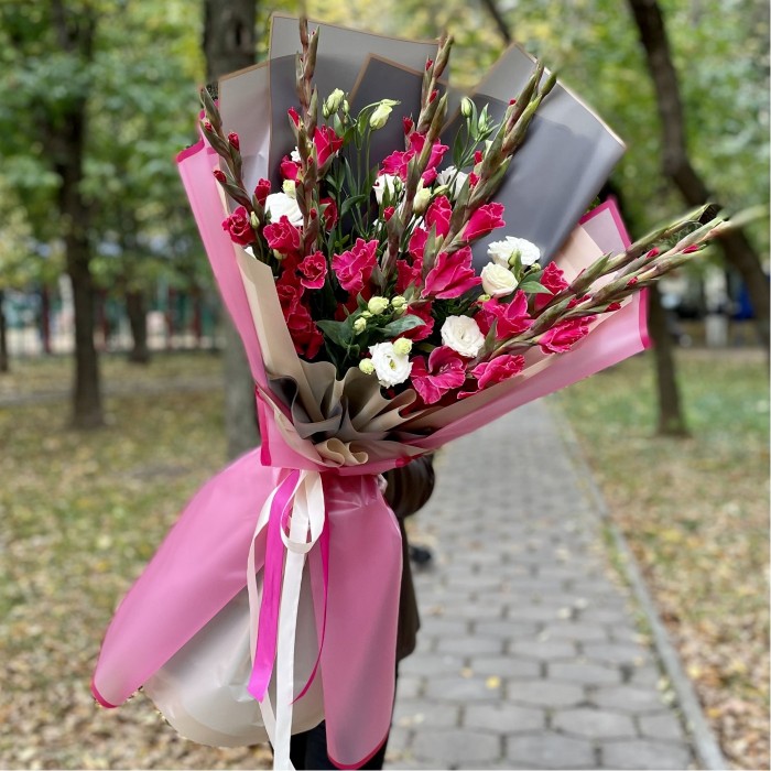 Большой букет из розовых гладиолусов с белой эустомой