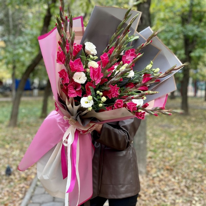 Большой букет из розовых гладиолусов с белой эустомой