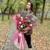 Большой букет из розовых гладиолусов с белой эустомой