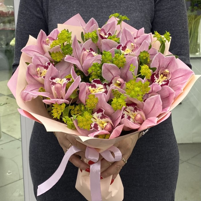 Букет из розовых орхидей с буплерумом