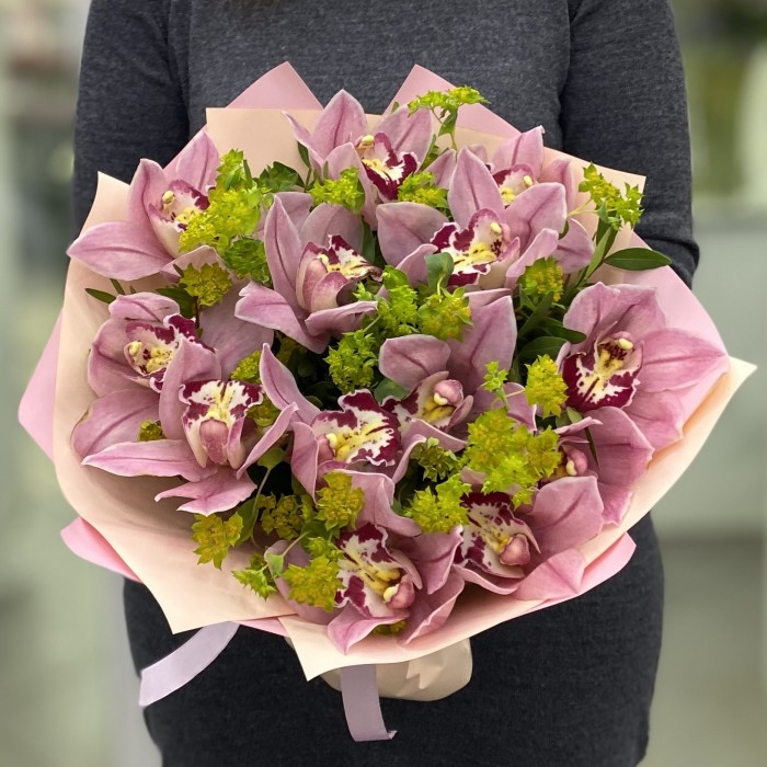 Букет из розовых орхидей с буплерумом