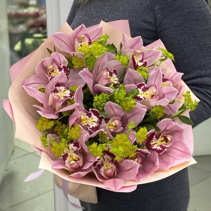 Букет из розовых орхидей с буплерумом