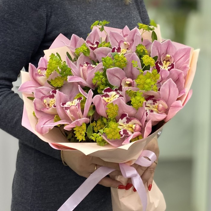 Букет из розовых орхидей с буплерумом