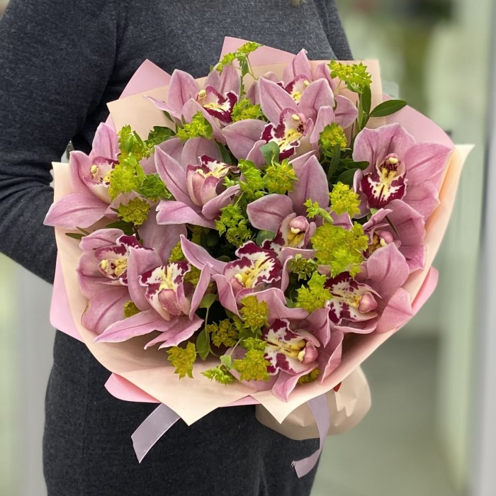 Букет из розовых орхидей с буплерумом