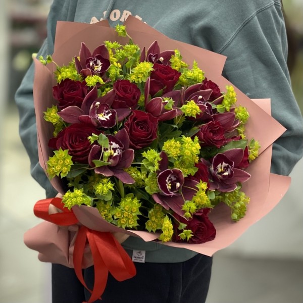 Букет из шоколадных орхидей с  розами и буплерумом