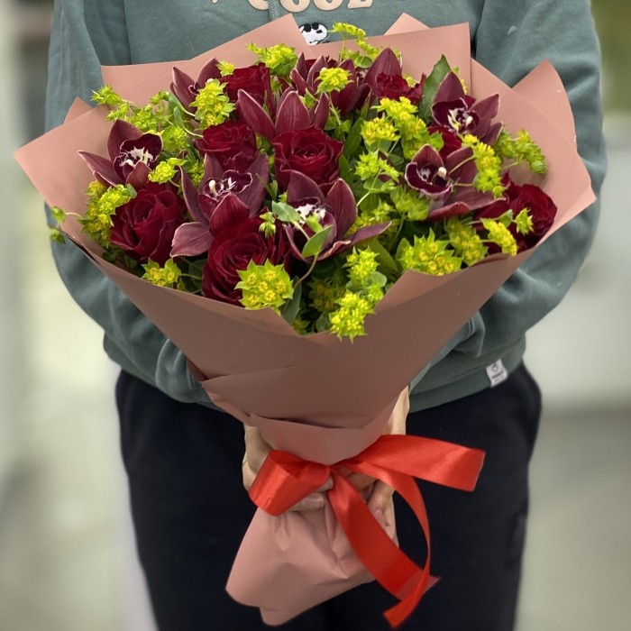 Букет из шоколадных орхидей с  розами и буплерумом