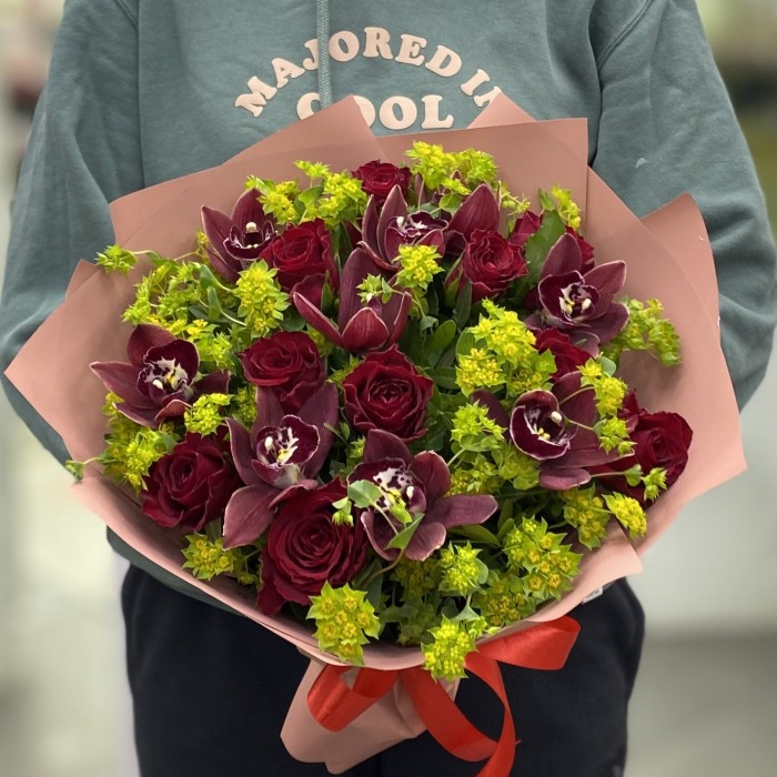 Букет из шоколадных орхидей с  розами и буплерумом