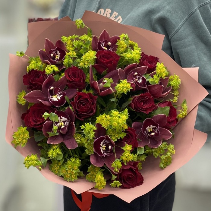 Букет из шоколадных орхидей с  розами и буплерумом