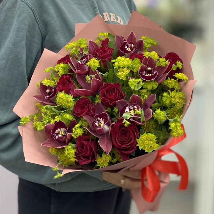 Букет из шоколадных орхидей с  розами и буплерумом