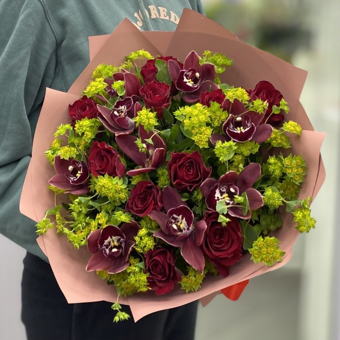 Букет из шоколадных орхидей с  розами и буплерумом