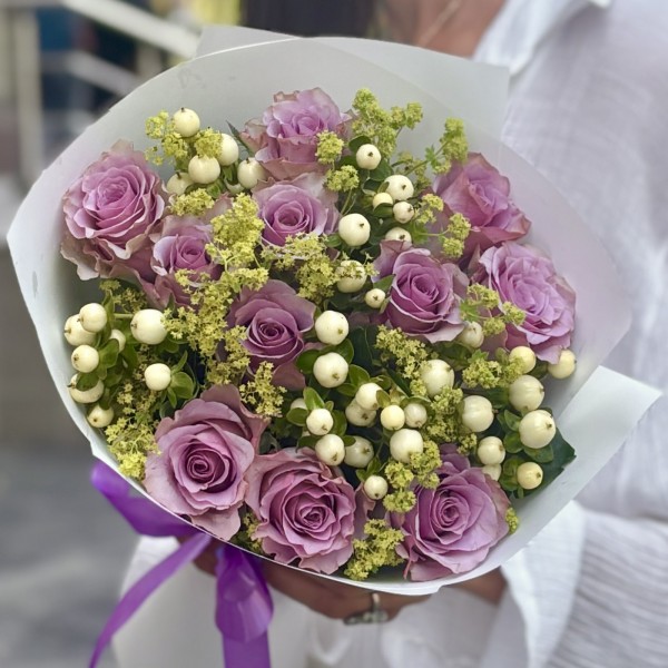Букет из сиреневых роз и гиперикума