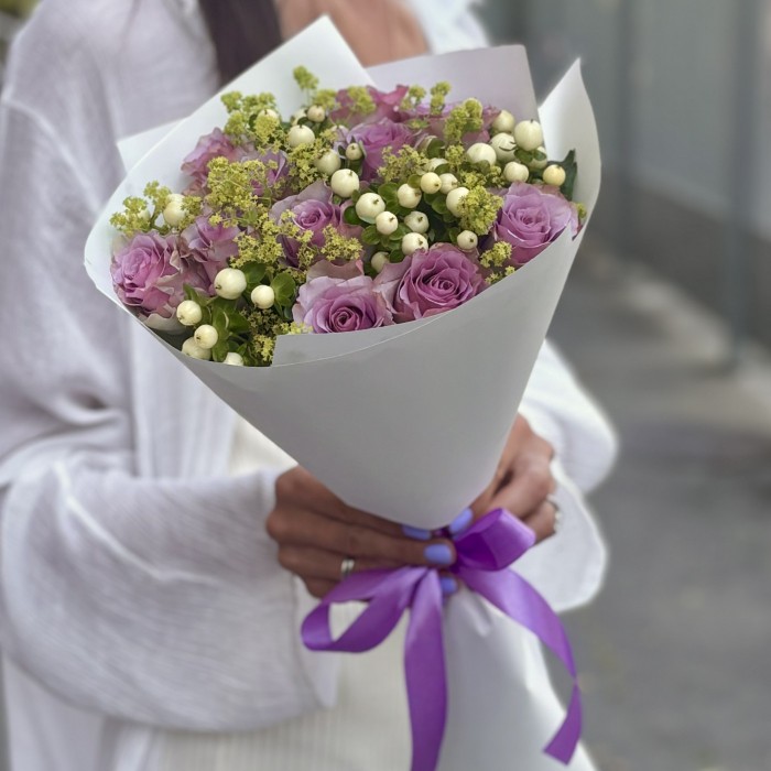 Букет из сиреневых роз и гиперикума