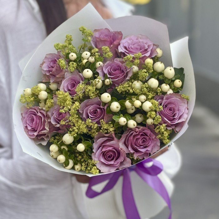 Букет из сиреневых роз и гиперикума