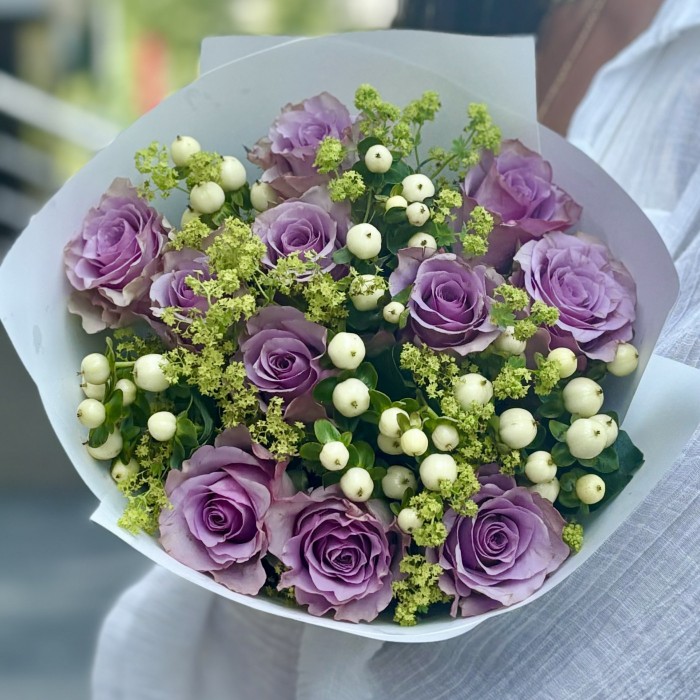 Букет из сиреневых роз и гиперикума