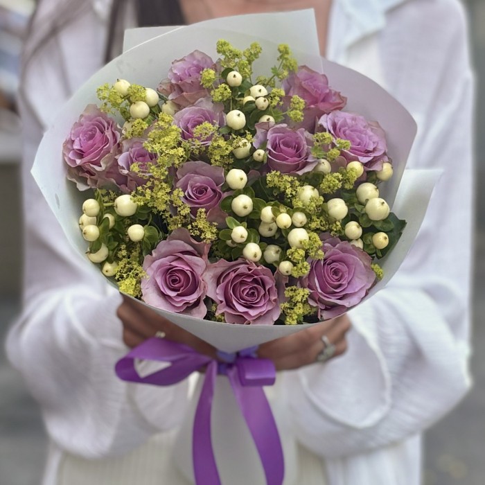 Букет из сиреневых роз и гиперикума