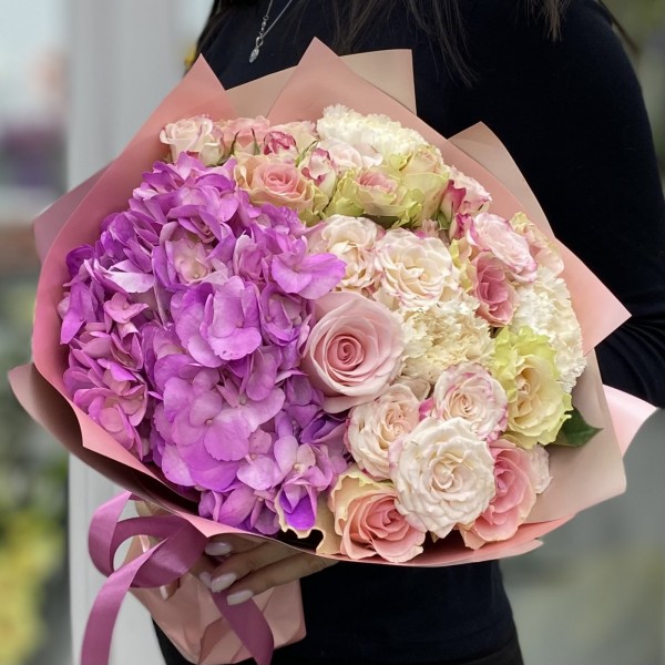 Букет из яркой гортензии с гвоздикой и розами