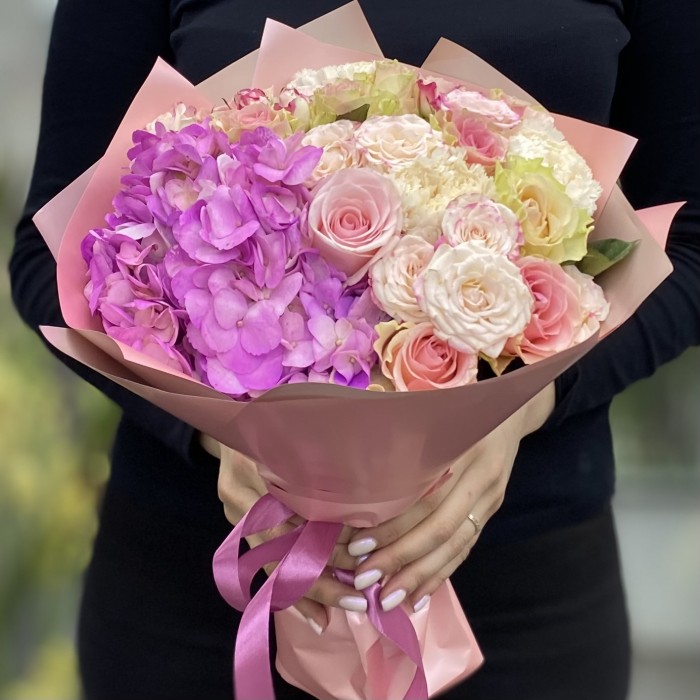 Букет из яркой гортензии с гвоздикой и розами