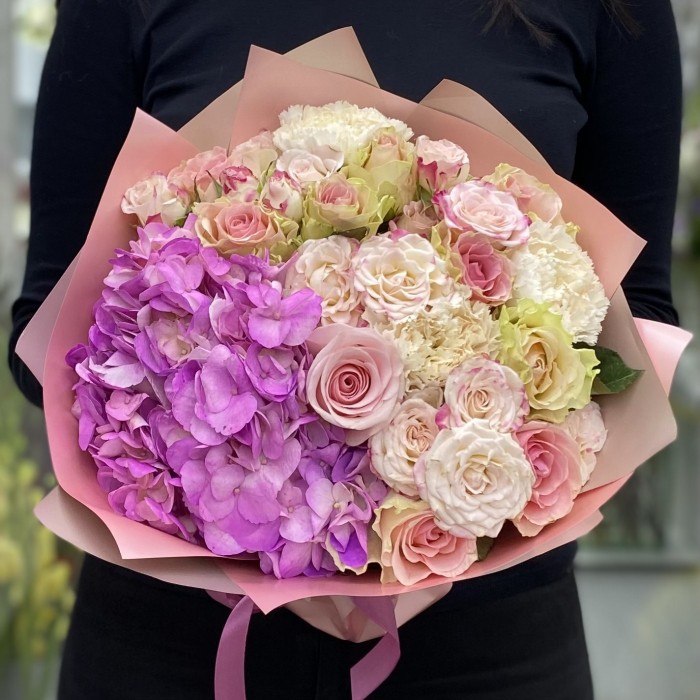 Букет из яркой гортензии с гвоздикой и розами