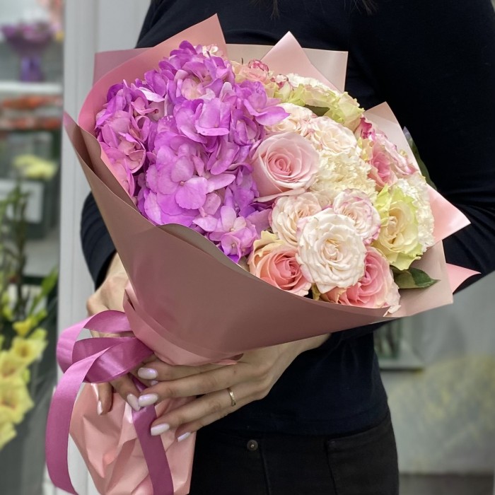 Букет из яркой гортензии с гвоздикой и розами