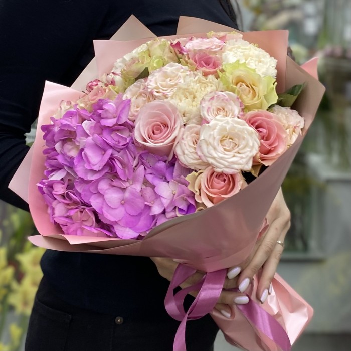 Букет из яркой гортензии с гвоздикой и розами