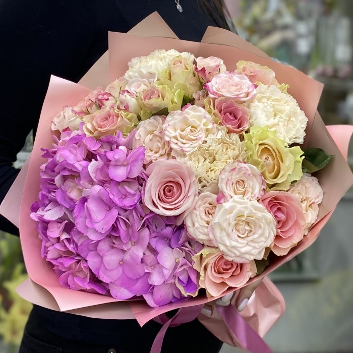 Букет из яркой гортензии с гвоздикой и розами
