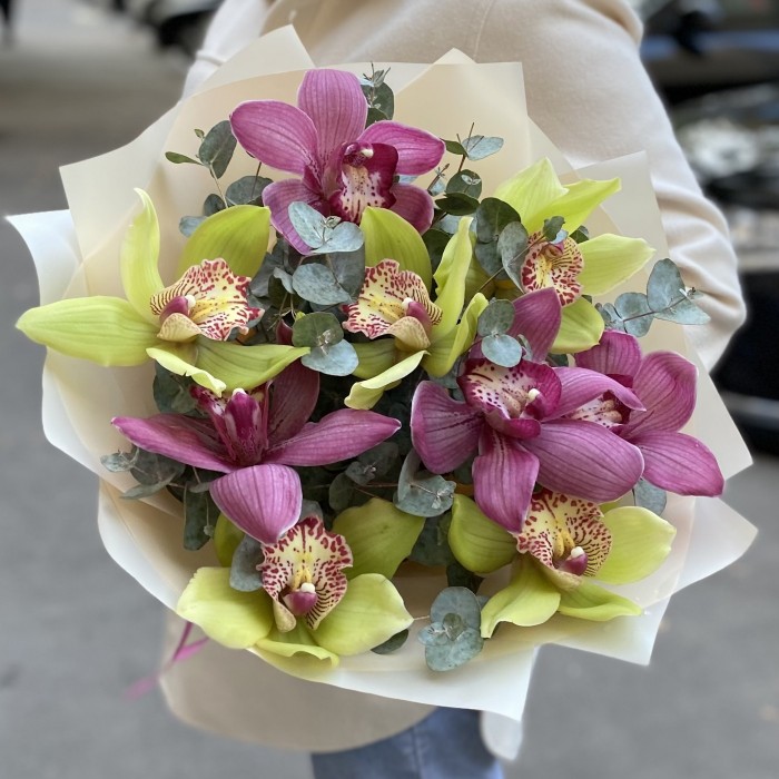 Букет из зеленых и темно-розовых орхидей с эвкалиптом