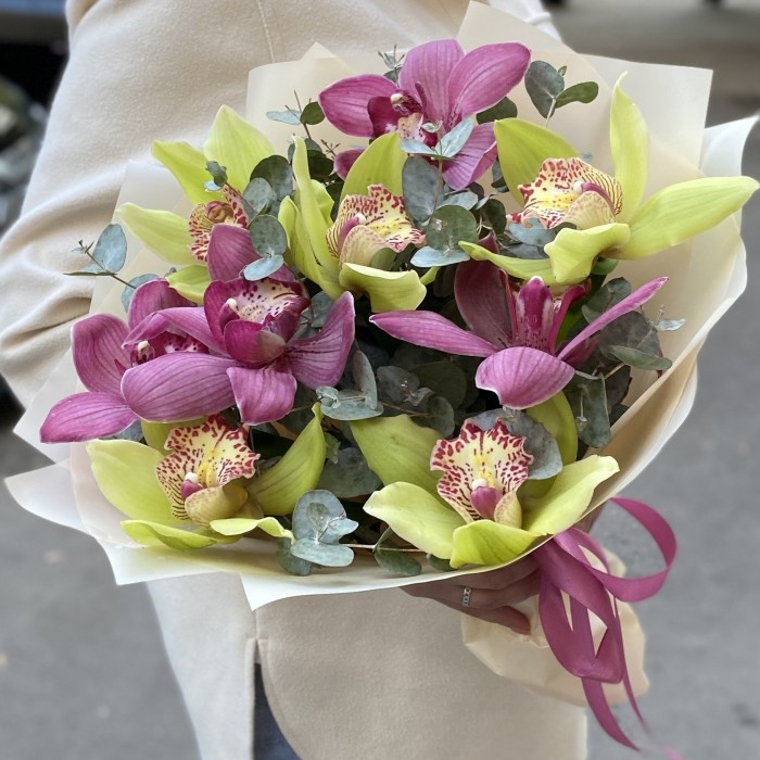Букет из зеленых и темно-розовых орхидей с эвкалиптом