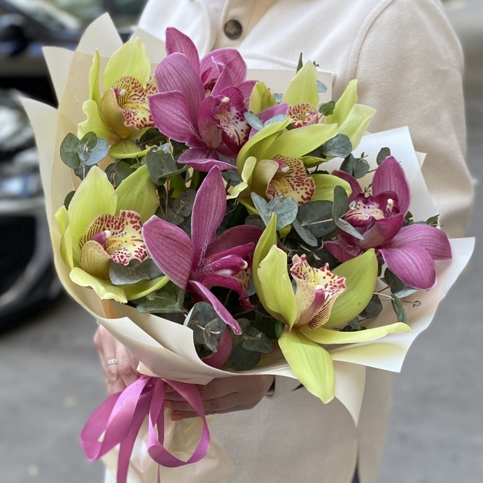 Букет из зеленых и темно-розовых орхидей с эвкалиптом