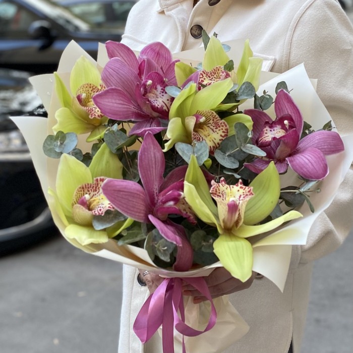 Букет из зеленых и темно-розовых орхидей с эвкалиптом