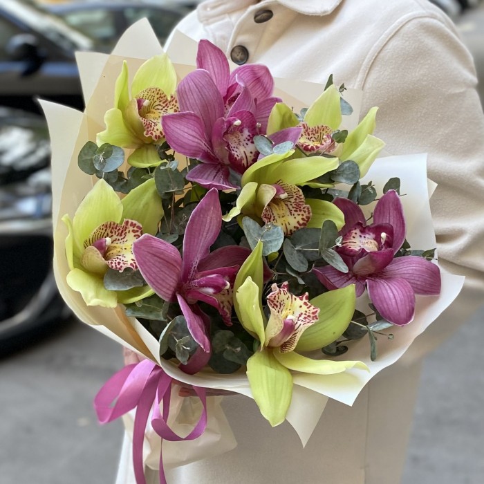 Букет из зеленых и темно-розовых орхидей с эвкалиптом