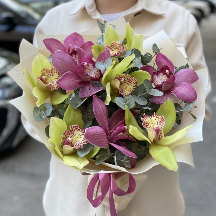 Букет из зеленых и темно-розовых орхидей с эвкалиптом