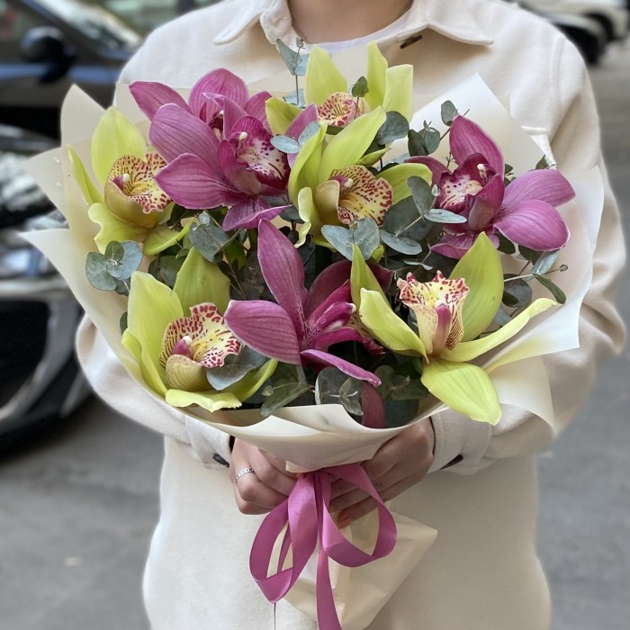 Букет из зеленых и темно-розовых орхидей с эвкалиптом