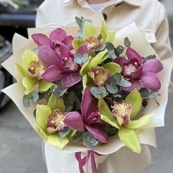 Букет из зеленых и темно-розовых орхидей с эвкалиптом