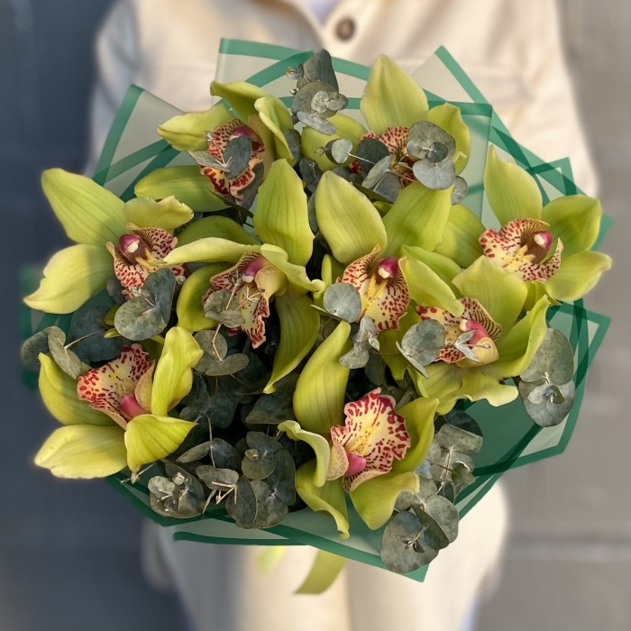 Букет из зеленых орхидей с эвкалиптом