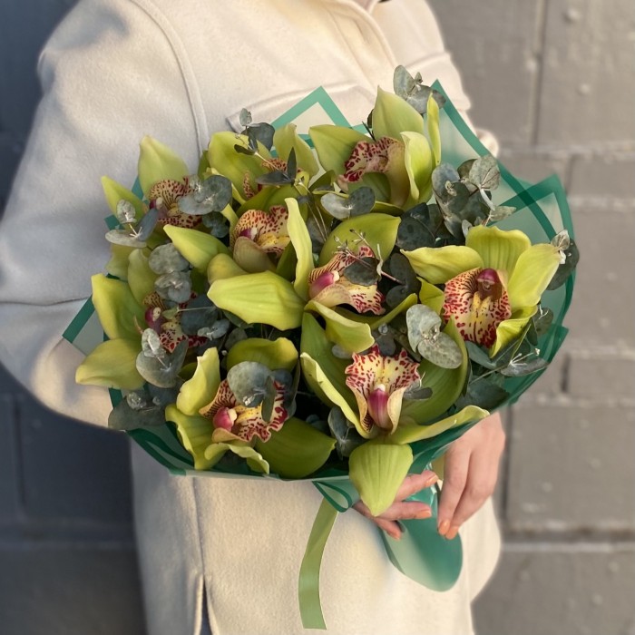 Букет из зеленых орхидей с эвкалиптом