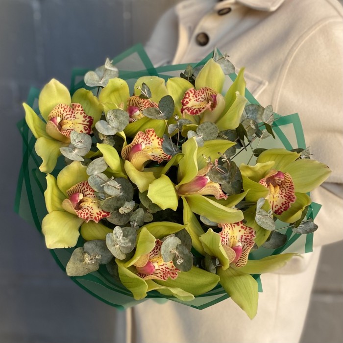 Букет из зеленых орхидей с эвкалиптом