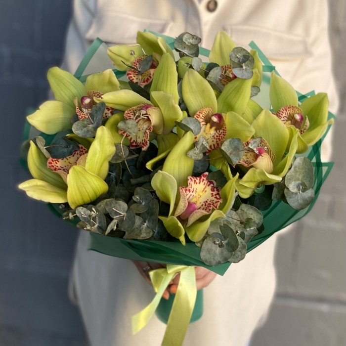 Букет из зеленых орхидей с эвкалиптом