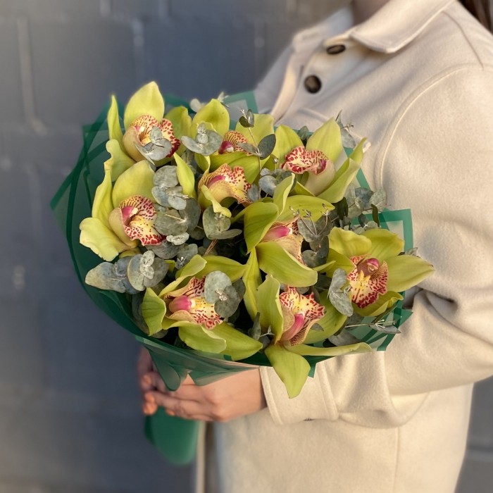 Букет из зеленых орхидей с эвкалиптом