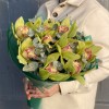 Букет из зеленых орхидей с эвкалиптом