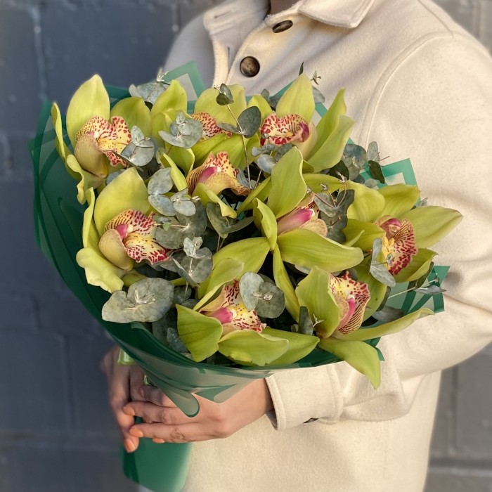 Букет из зеленых орхидей с эвкалиптом
